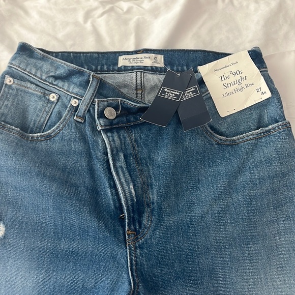 Abercrombie and Fitch Women’s “The 90s Straight Ultra High Rise” Jeans size 27 R - Picture 2 of 3